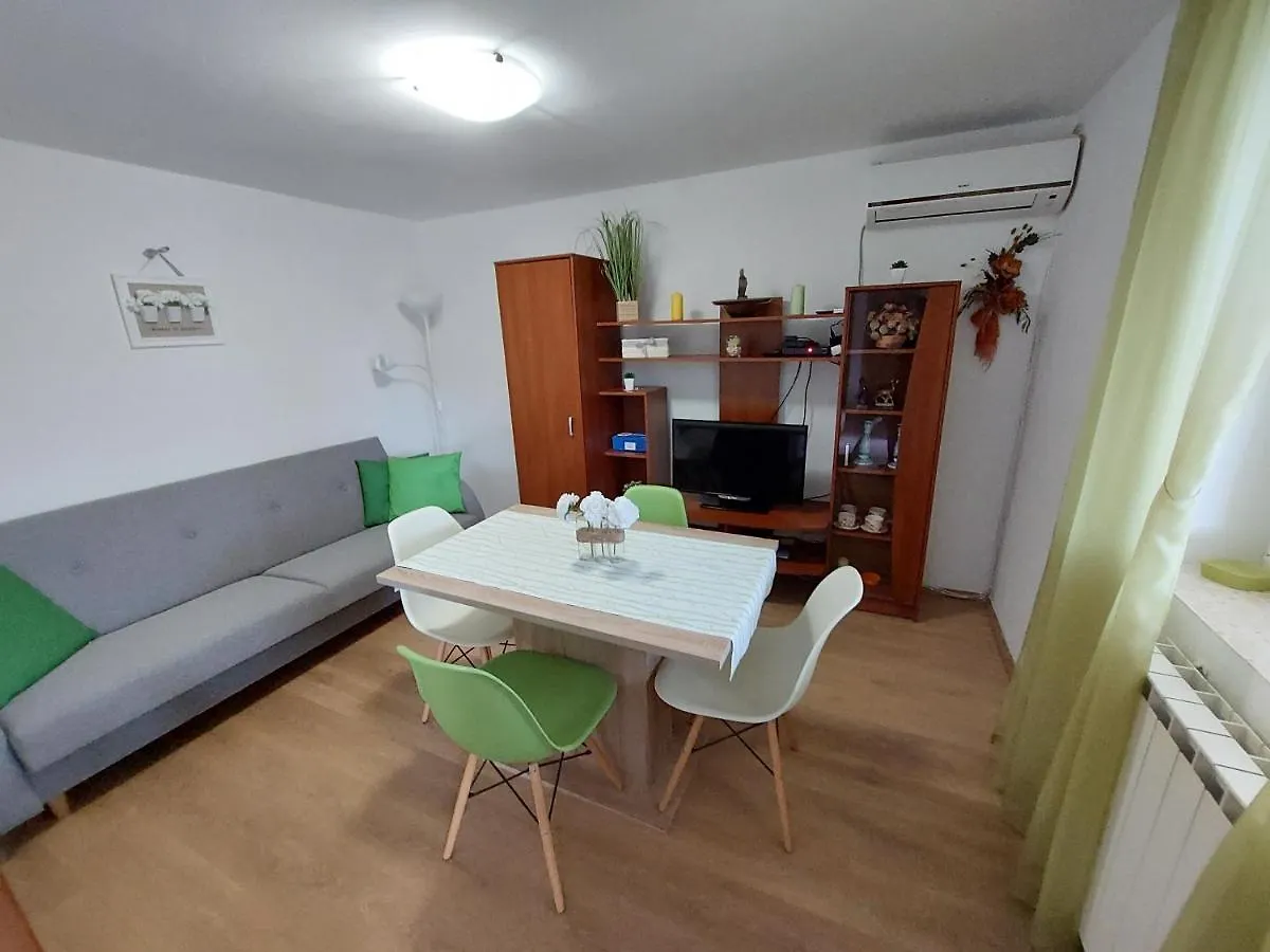 Apartmani Ana Cres 0*,