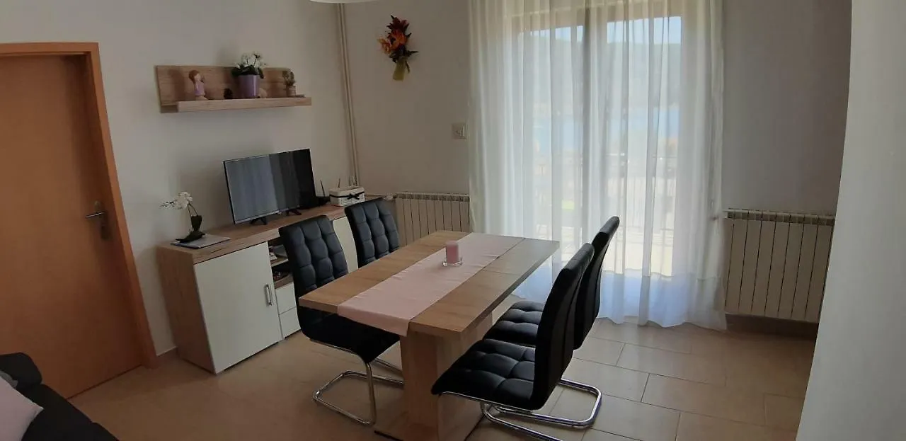 Apartmani Ana Cres 0*,